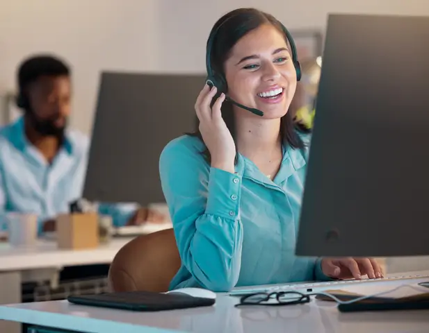 An APHW customer service representative sharing the advantages of having an APHW home warranty.